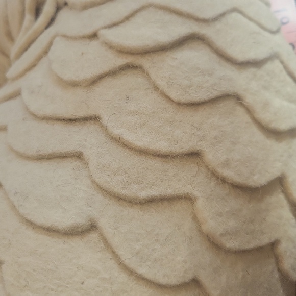 Linen Perch luxury boutique swan felt wall decor - Picture 7 of 7